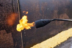 feu devant un tableau abstrait